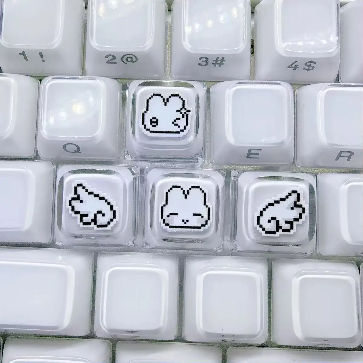 メカニカルキーボード用、かわいいピクセルウサギの表情が描かれ - Gaming Accessories Aesthetic のレビューと価格