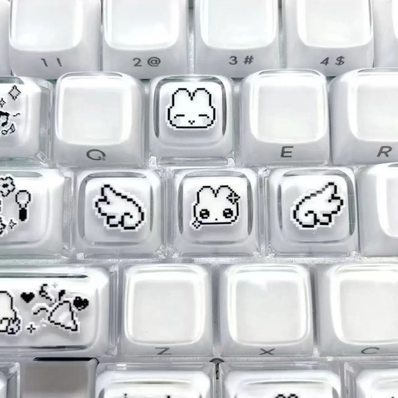 メカニカルキーボード用、かわいいピクセルウサギの表情が描かれ - Gaming Accessories Aesthetic のレビューと価格